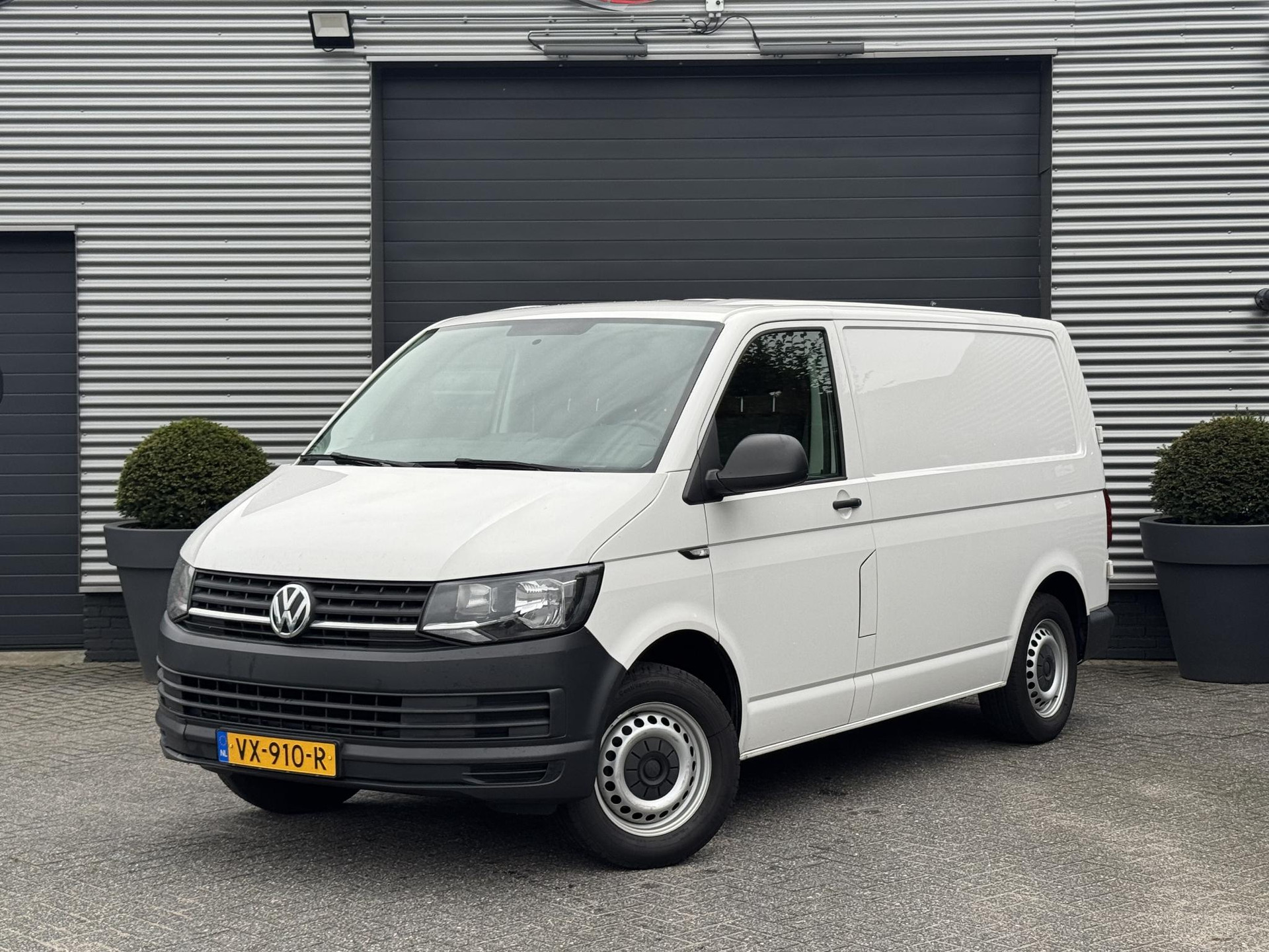 48296495-16.jpg